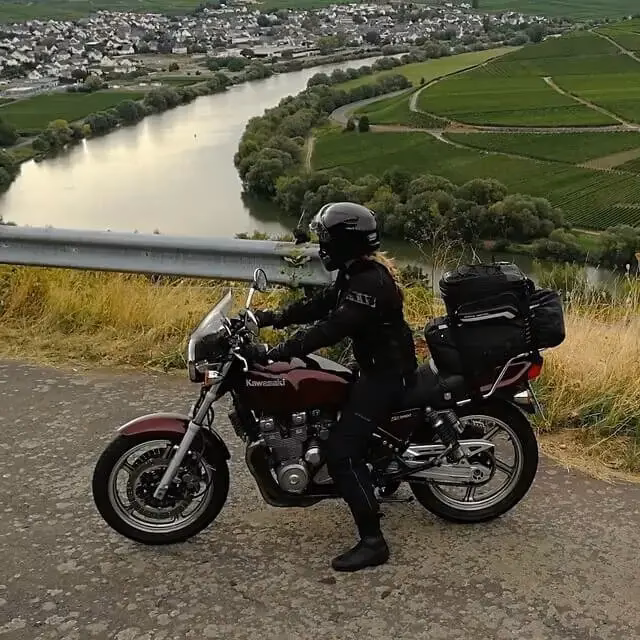 ¿Cuántas horas es recomendable viajar en moto?