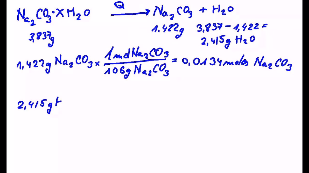 ¿Cómo se calculan los moles de agua?