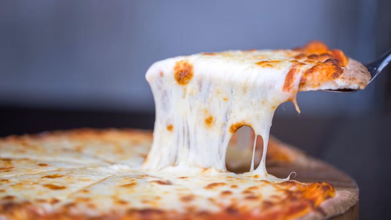 ¿Cuánta cantidad de queso mozzarella debo poner en una pizza?