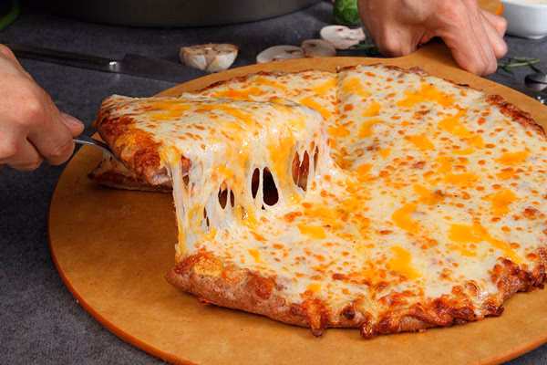¿Cómo se calcula la cantidad de queso para una pizza?