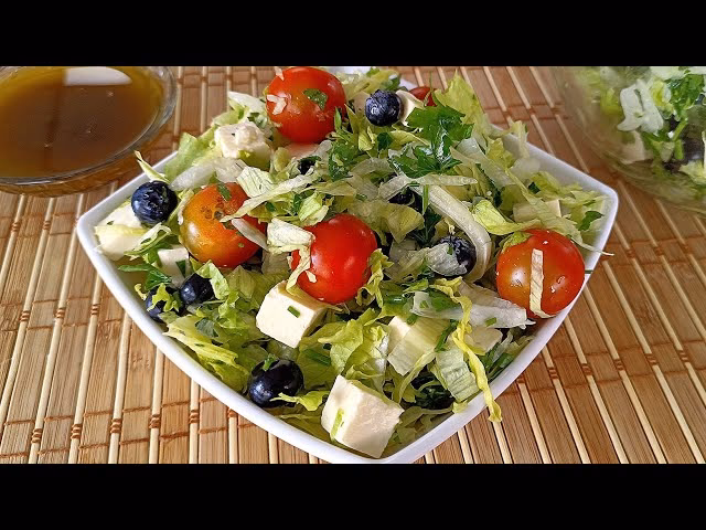 ¿Cómo se calcula la cantidad de ensalada por persona?