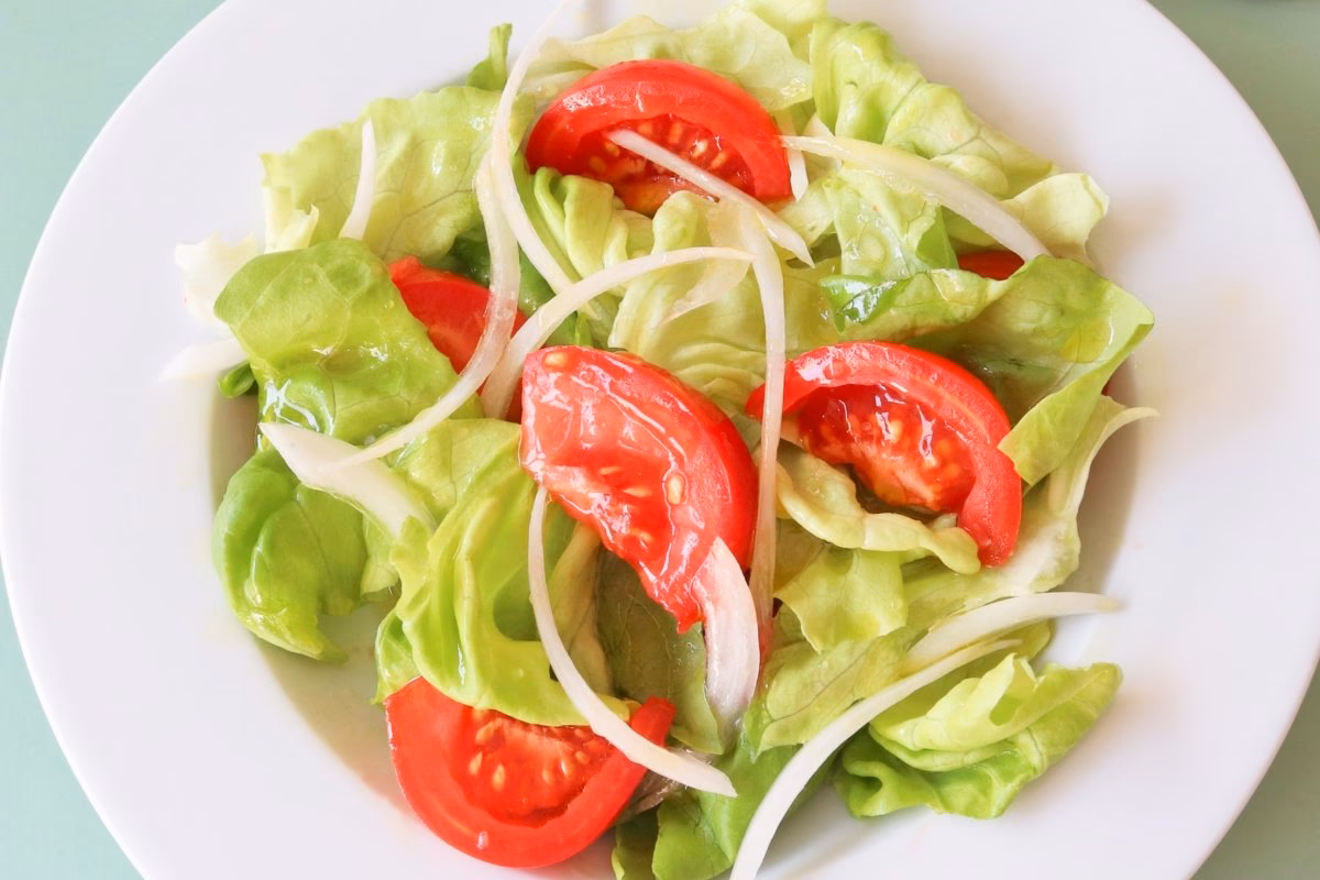 ¿Cómo se calcula la cantidad de ensalada por persona?