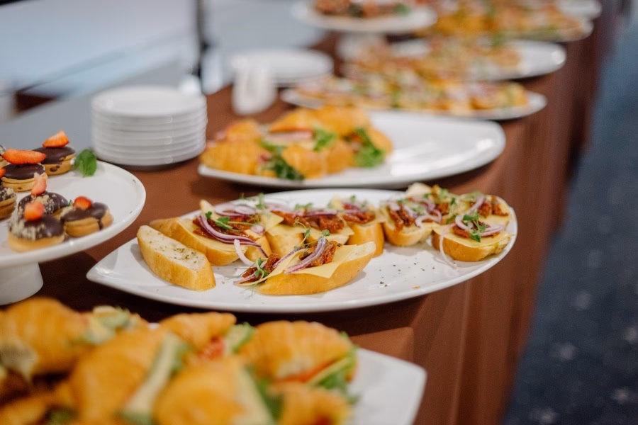 ¿Cómo calculo cuánto catering necesito?