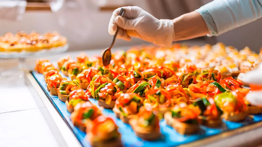 ¿Cómo se calcula la cantidad de Finger Food por persona?