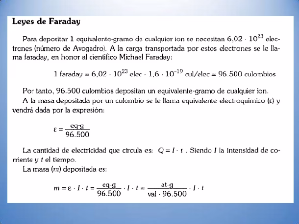 ¿Cómo circulan los electrones en una celda electrolítica?