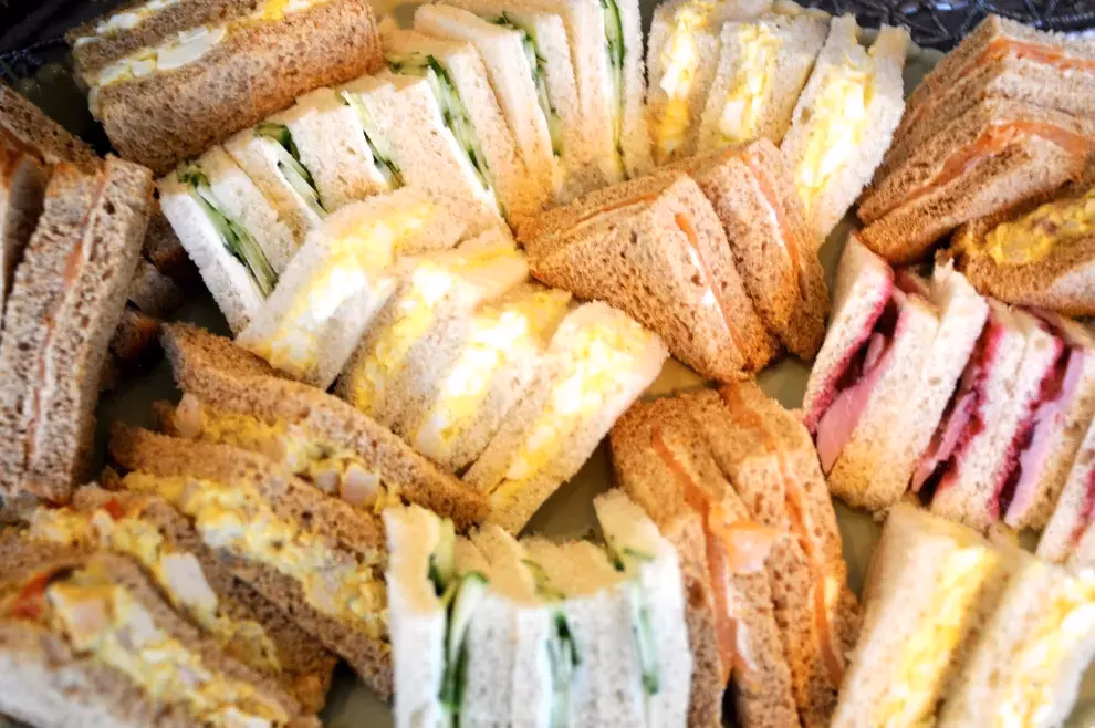 ¿Cuántas personas comen con 100 sándwiches de miga?