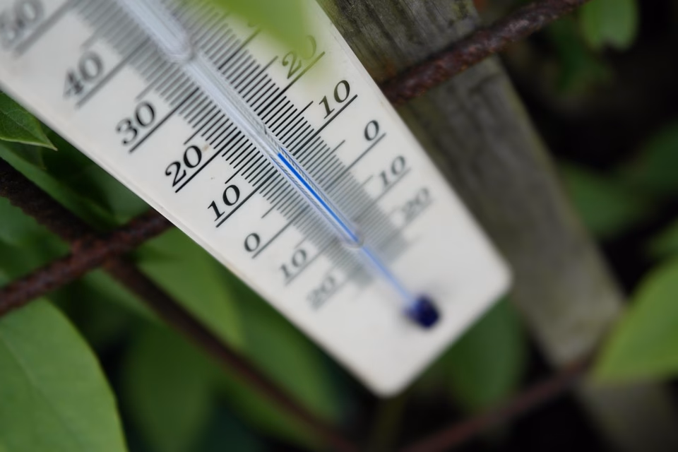 ¿Cómo puedo medir la temperatura del agua?